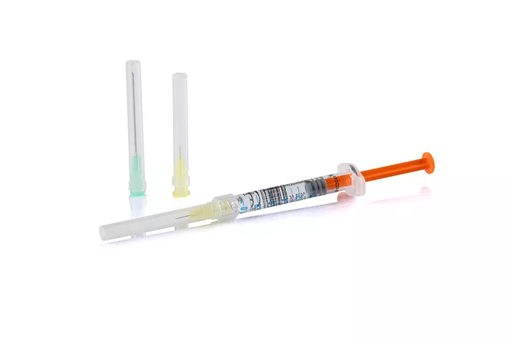 Set of two needle protectors for pre-filled syringes and one needle protector assembled on a pre-filled syringe