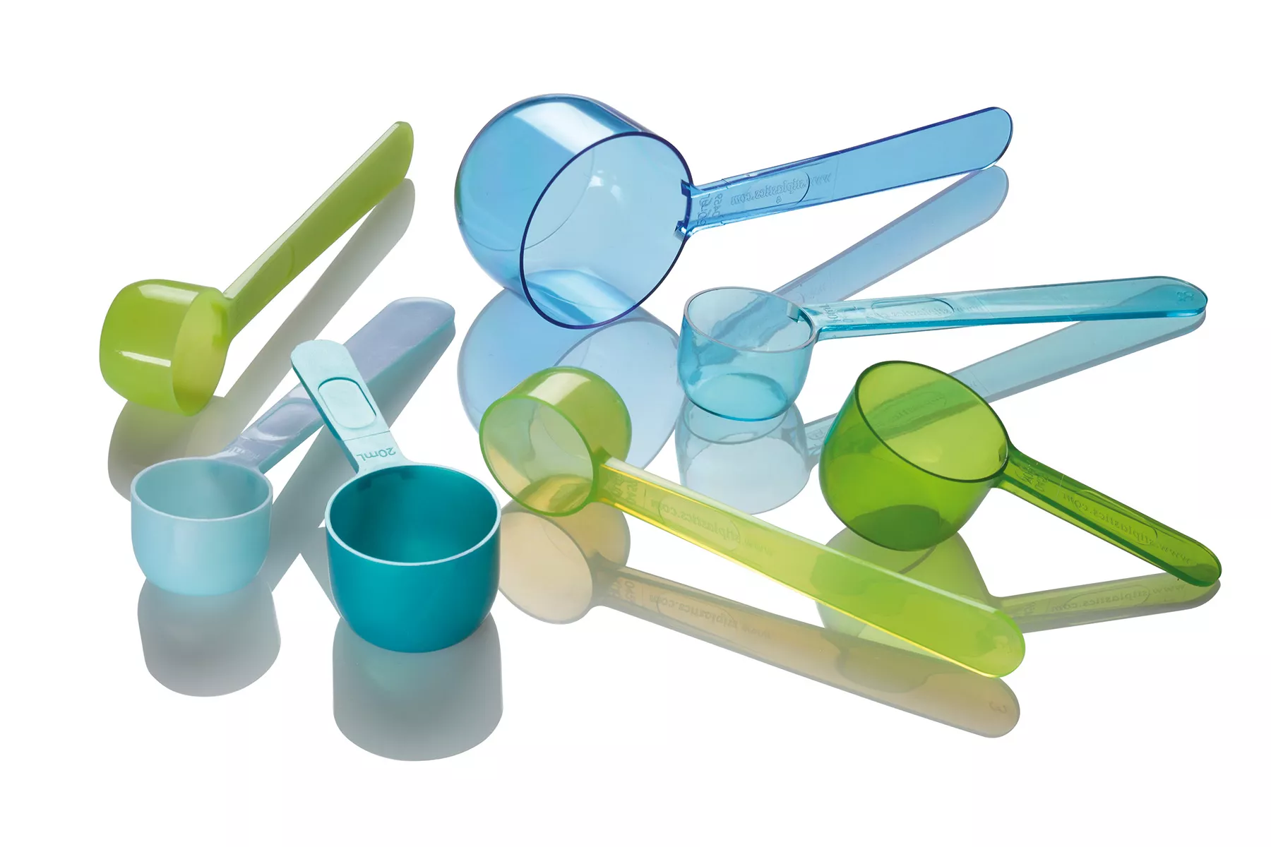 Collection of cynlindrical spoons in green and blue with long and short handles in PP or PS material.